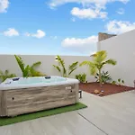 Mojo Surf Yoga House בית נופש *